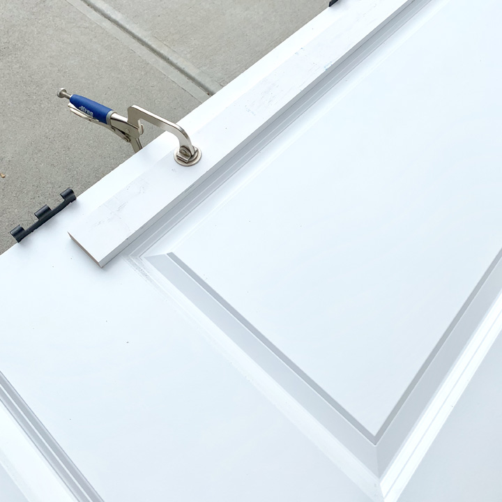 door with guide for cutting 